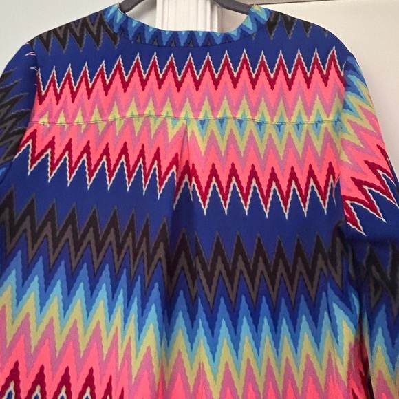 Vibrant Zigzag Patterned Women's Top Roll Tab Sleeve Size Small High Low Coverup - Picture 12 of 16